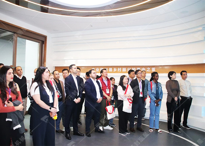 1729838723161587 表国友人参观展厅.jpg